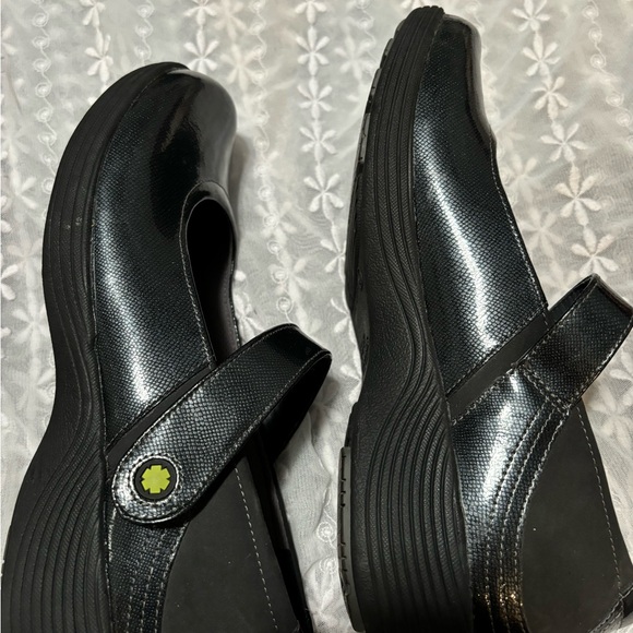 Wonder Works by Dansko shoes - Picture 6 of 7